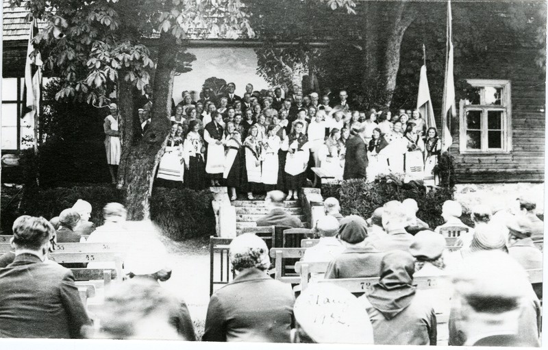 Kihelkonna laulupidu 1932: osavõtjad Rootsiküla kooli ees