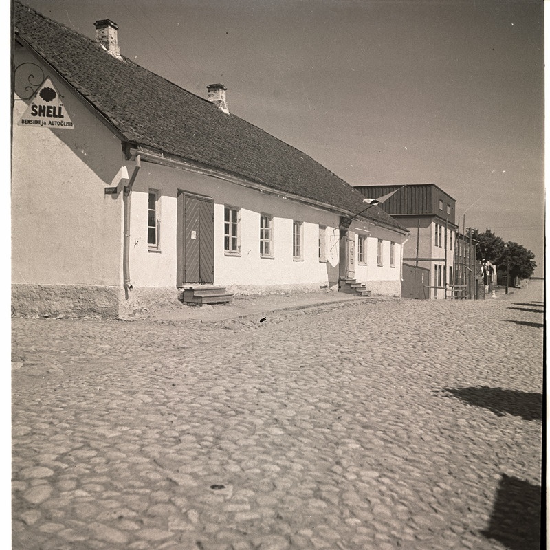 Otepää, hoone Shell'i reklaamiga.