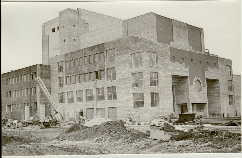 foto maja lammutus Paide Kultuurikeskuse ehitusplatsil 1985