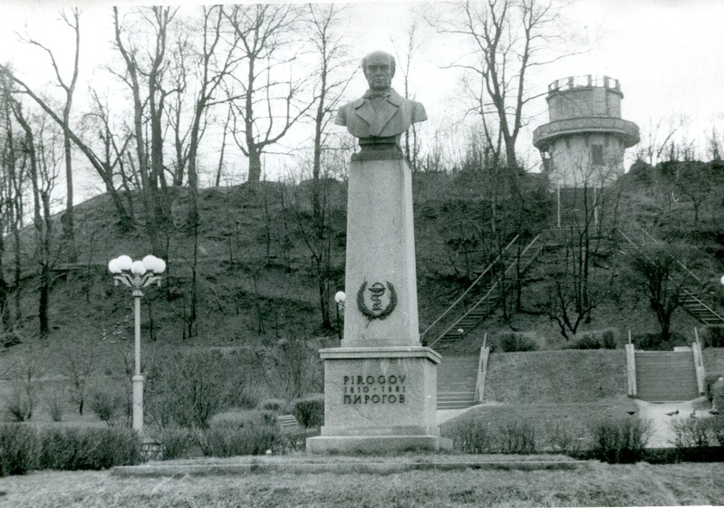 Juhan Raudsepp. Nikolai Pirogovi monument Tartus