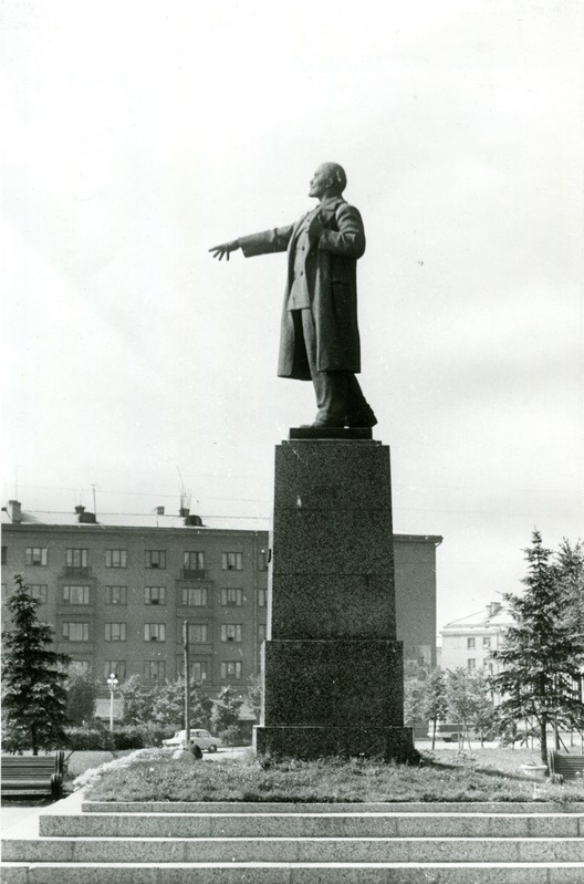Olav Männi. V. I. Lenini monument Narvas