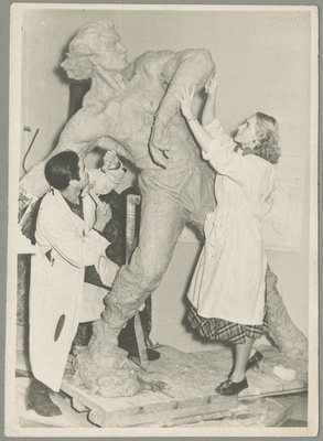 Skulptor Rohta Buddel viimistlemas skulptuuri "Kalevipoeg kivi viskamas" kipsmudelit  similar photo