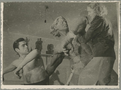 Skulptor Rohta Buddel modelleerimas Kalevipoega  similar photo