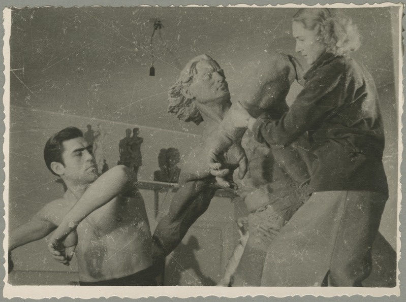 Skulptor Rohta Buddel modelleerimas Kalevipoega