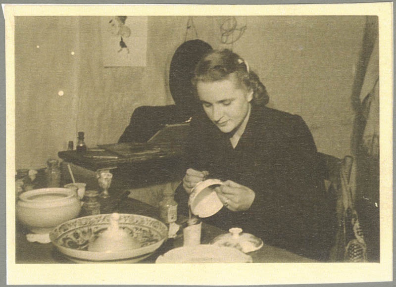 Eeva Puustak anumat kaunistamas