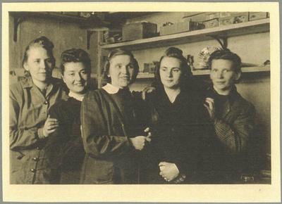 V. Külissaar, Berta Mäger, Eeva Puusak, (?). Nuksi, Jutta Puustak  similar photo