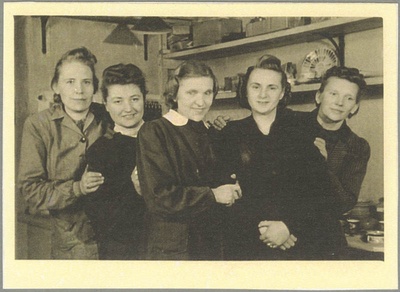 V. Külissaar, Berta Mäger, Eeva Puusak, (?). Nuksi, Jutta Puustak  similar photo