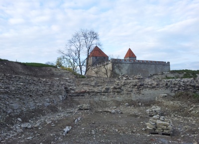 Kuressaare. Suvitajad vallitrepil, vaade ranna poolt. rephoto