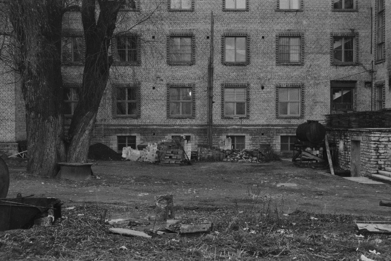Tallinn, Teaduste akadeemia hoone Sakala 35 (hävinud). Korrastamata hoov.