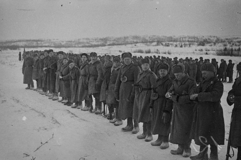 Autasustatud 917. Laskurpolgu sõjaväelased rivis 1944.a. jaanuaris Velikije Luki rajoonis.