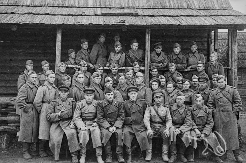 249.Laskurdiviisi komsorgide nõupidamine 1943.a.sügisel Demidoves(?) Velikije Luki rajoonis. Esimeses reas al. polkovnik Raadik.