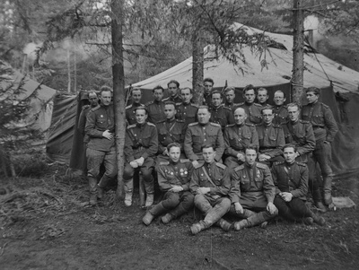 Laskurkorpuse agitaatorite nõupidamine 31.03.1945. Teises reas vasakult neljas komandör Pusta  duplicate photo