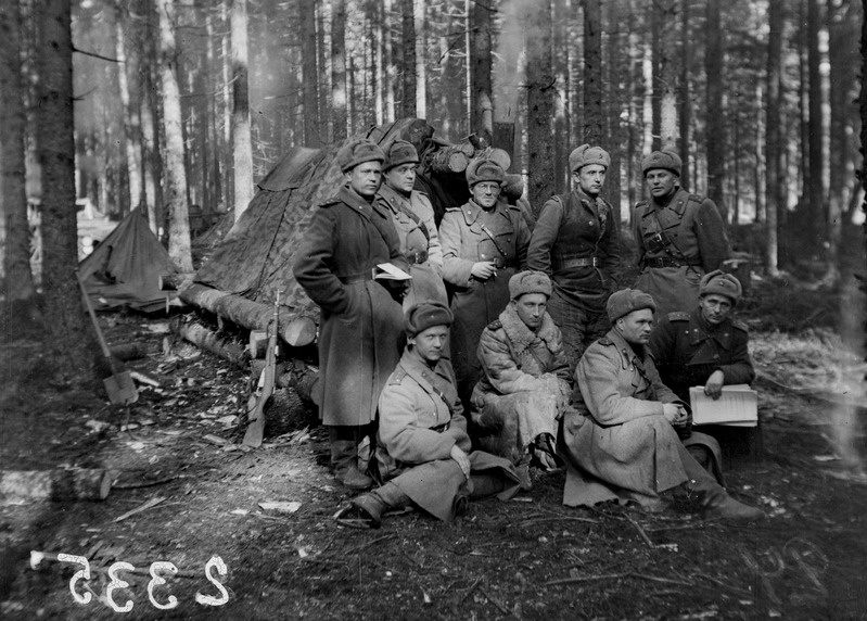 Eesti Laskurkorpuse punaväelased 779. suurtükiväepulgust 6. pataljonist parteibüroo juures 28.03.1945