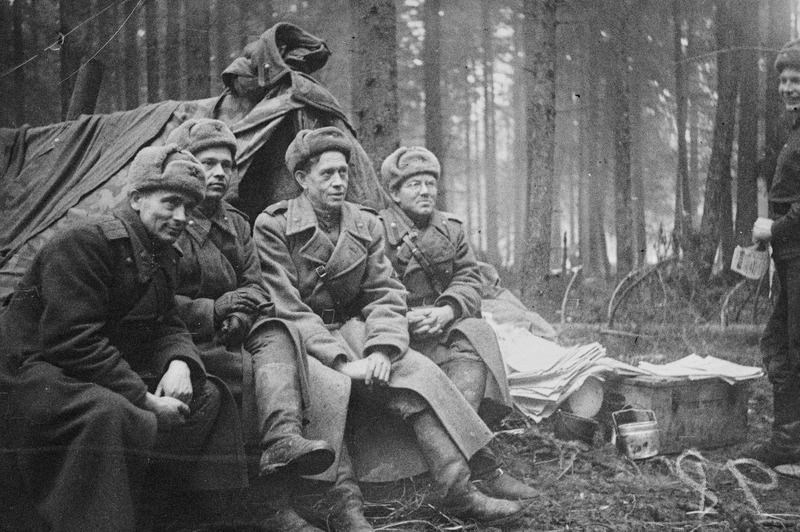 Grupp(4) sõjaväelast 779. str. polgust istumas telgi ees. 28.03.1945.a.