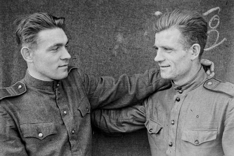 Kaks tundmatut sõjaväelast, veebr. 1945.a. (Parempoolne Radiku autojuht ...(?).)