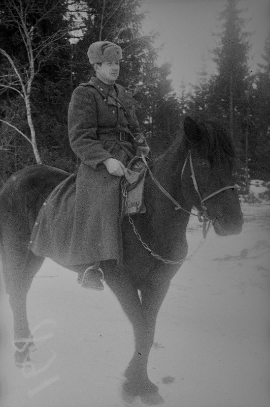 Tundmatu komandör 779. Suurtükiväepolgust ratsahobusel, 17.märtsil 1945.a.