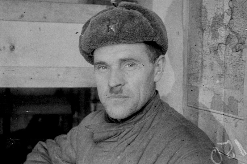 Tundmatu sõjaväelane peakattes, Kloogal 1945.a.