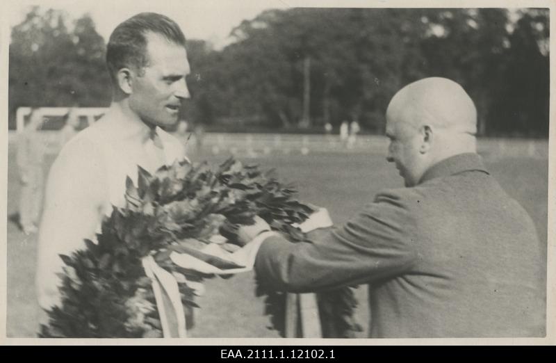 Alfred Teearu, eesti konstaabel ja sportlane autasustamisel pärga vastu võtmas, foto
