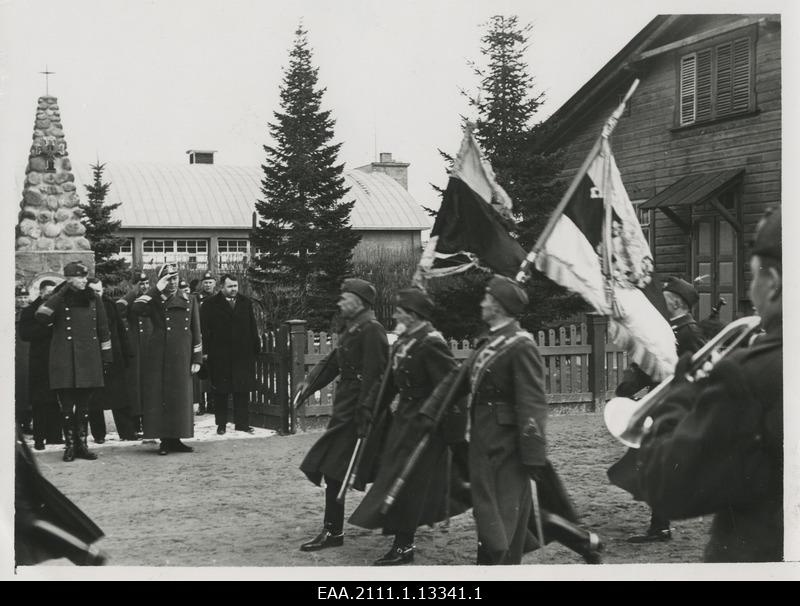 Kindralmajor Gustav Jonsoni errusaatmine 02.04.1939 Tartus, paraad ratsarügemendi mälestussamba juures. Ratsarügemendi lahingulipp defileerimas