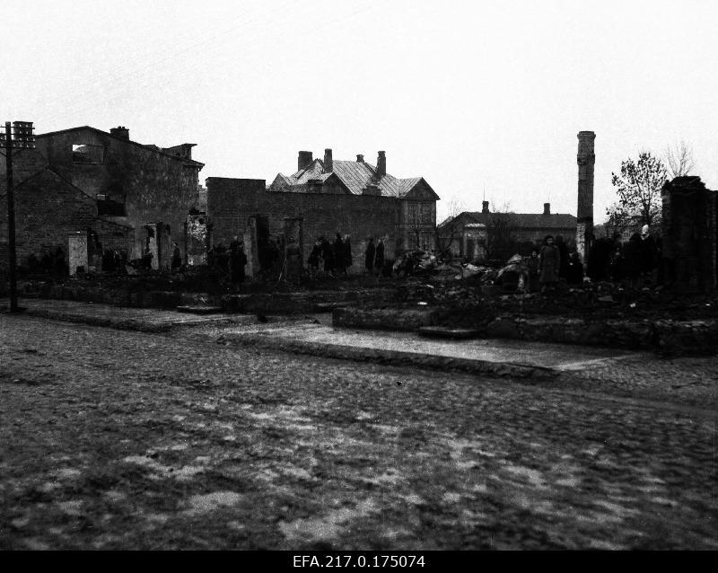 Rakvere Tütarlaste gümnaasiumi õpilased Laia tänava taastamistöödel.