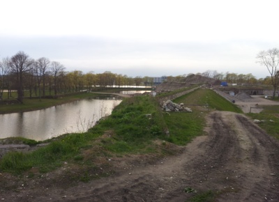 Istepink Kuressaare kindlusevallil, taga puiestee ja rand. rephoto