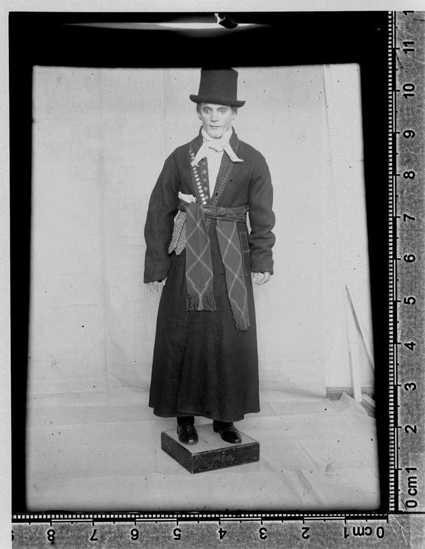 ERMi etnograafilise osakonna näitus "Eesti talupoja eluolu XIX sajandil": Pärnu-Jaagupi mehe ülikond XIX saj. keskpaigast