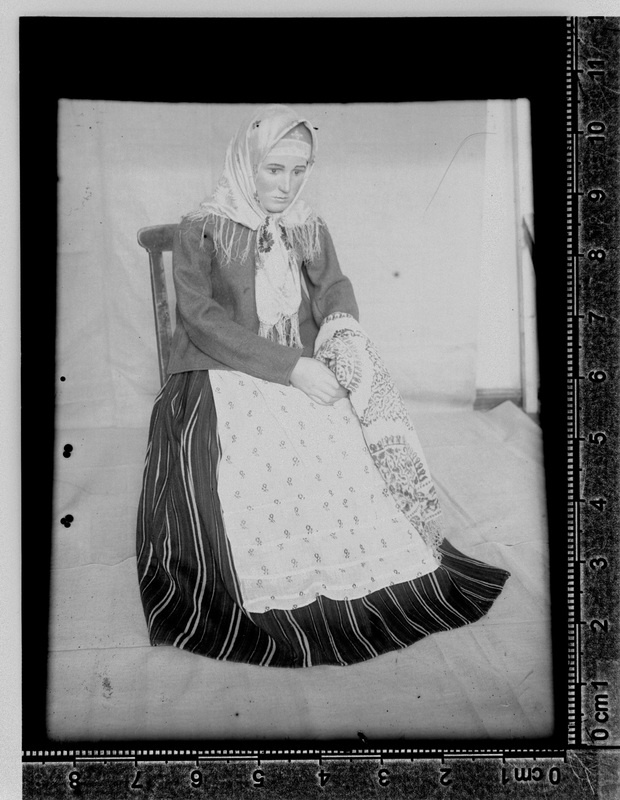 ERMi etnograafilise osakonna näitus "Eesti talupoja eluolu XIX sajandil": naiste ülikond Puhja vallast XIX saj. lõpust