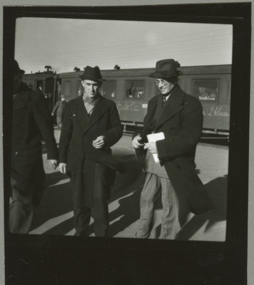 Eduard Wiiralt raudteejaamas  similar photo