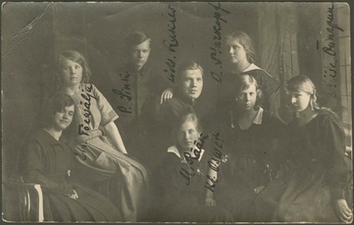 Tallinna Linna Kunsttööstuskooli viieaastase kursuse esimesed lõpetajad  duplicate photo