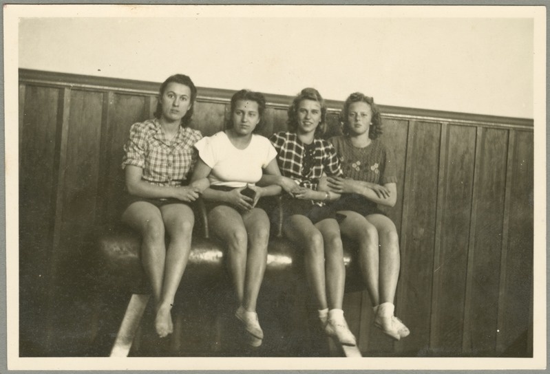 Jaan Koorti nimelise Riigi Rakenduskunsti Kooli naistudengid kehalise kasvatuse tunnis