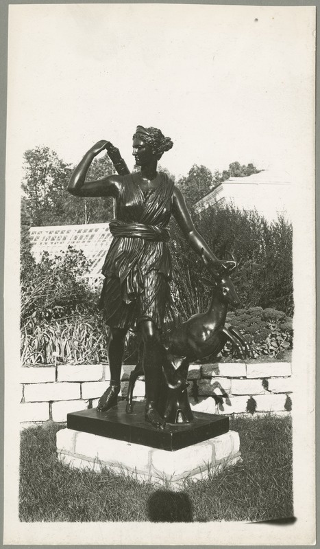 Diana skulptuur Oru lossi aias