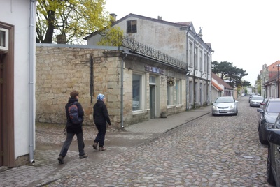 Kuressaare  - vaade Kauba tänavale, esiplaanil Scwallbaci kaubamaja. rephoto
