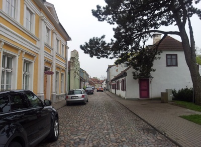 Kuressaare. Vaade Kauba tänavale, suunaga Turuplatsi poole. rephoto