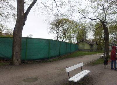 Allee Kuressaare Lossipargis, vasakul tenniseväljak. rephoto