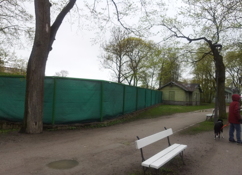 Allee Kuressaare Lossipargis, vasakul tenniseväljak. rephoto
