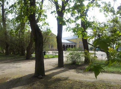 Kuurhoone esine aiatoolidega rephoto