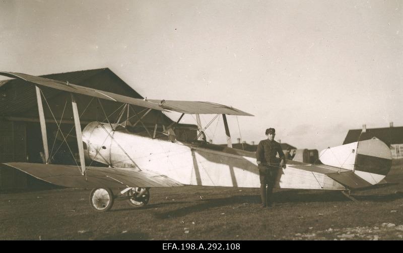 Punaarmeelt Vabadussõjas sõjasaagiks saadud kaheistmeline luurelennuk Sopwith Strutter Lasnamäe lennuväljal.