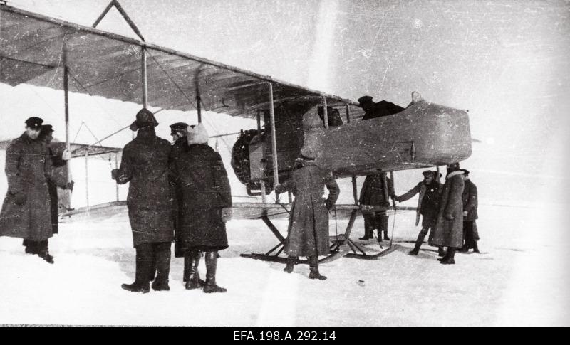 Lennuväelt kindralmajor Laidonerile kingitud mälestusalbum. Välismaised lennukitüübid Eestis, aerodroomid ja lennukitöökojad. Inglise lendurid, instruktorid ja mehaanikud Eestis.