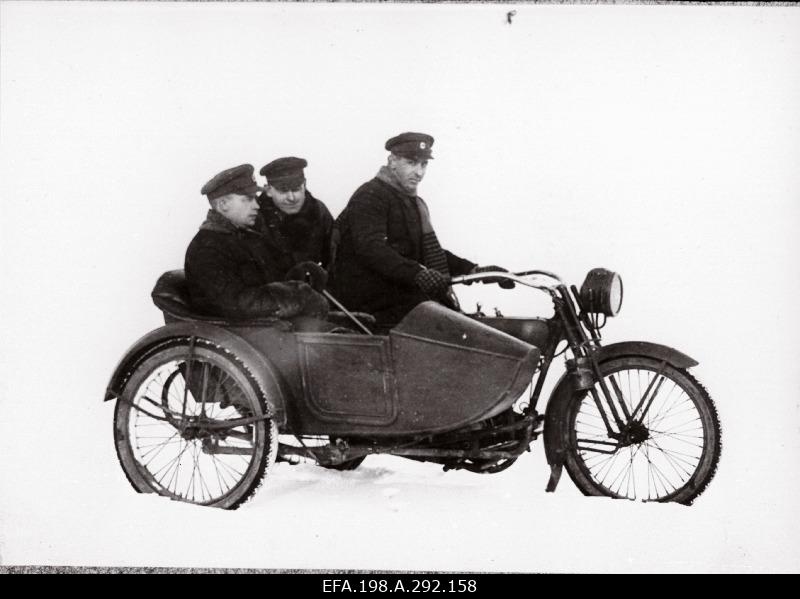 Lennuväelt kindralmajor Laidonerile kingitud mälestusalbum. Välismaised lennukitüübid Eestis, aerodroomid ja lennukitöökojad. Inglise lendurid, instruktorid ja mehaanikud Eestis.