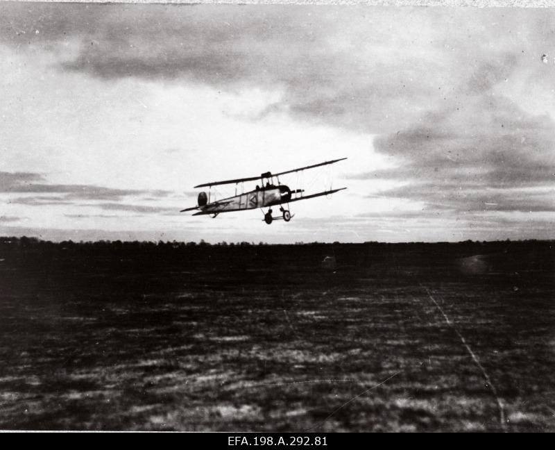 Lennuväelt kindralmajor Laidonerile kingitud mälestusalbum. Välismaised lennukitüübid Eestis, aerodroomid ja lennukitöökojad. Inglise lendurid, instruktorid ja mehaanikud Eestis.