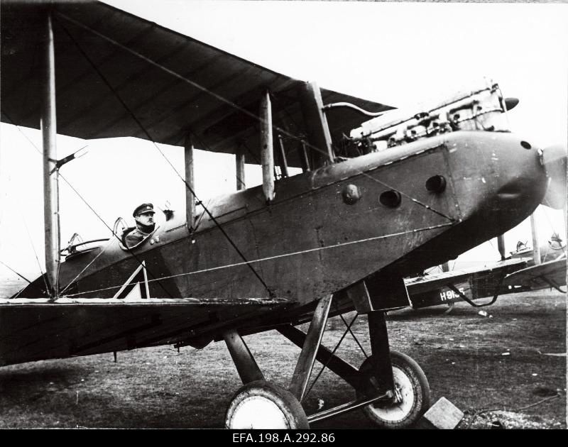 Lennuväelt kindralmajor Laidonerile kingitud mälestusalbum. Välismaised lennukitüübid Eestis, aerodroomid ja lennukitöökojad. Inglise lendurid, instruktorid ja mehaanikud Eestis.