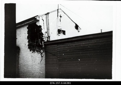 Hoone Magasini tänavas, mille sein sai vigastada Kivisilla õhkamisest lennanud kivist.  duplicate photo