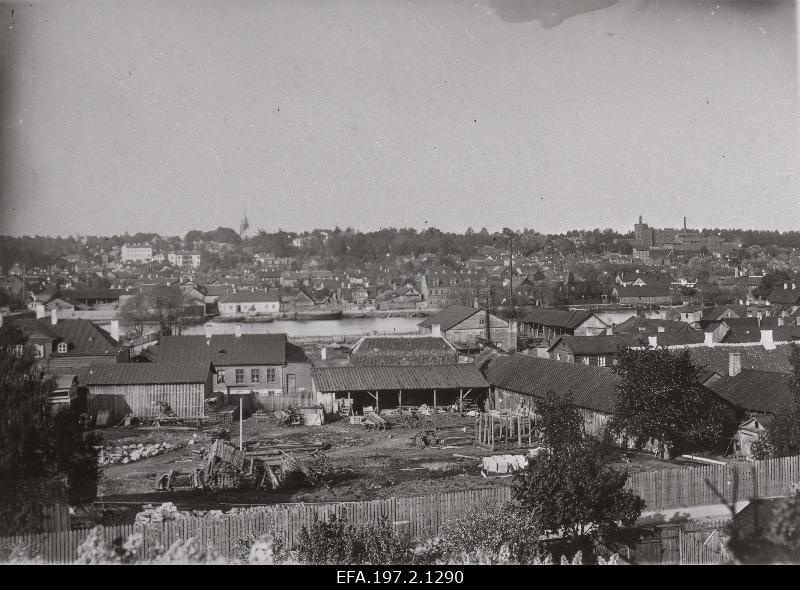 Vaade Tartule Tallinna tänavalt. Tagaplaanil katoliku kirik, paremal õllevabrik A le Coq.