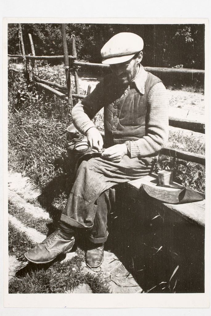 Eduard Teder (57) pastlaid õmblemas, Küpsi t, Kilingi v, Saarde khk