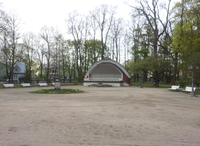 Kuurhoone esine aiatoolidega rephoto