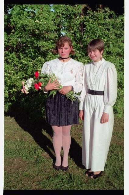 Pagari Kooli lõpuaktus; lõpetaja sõbrannaga