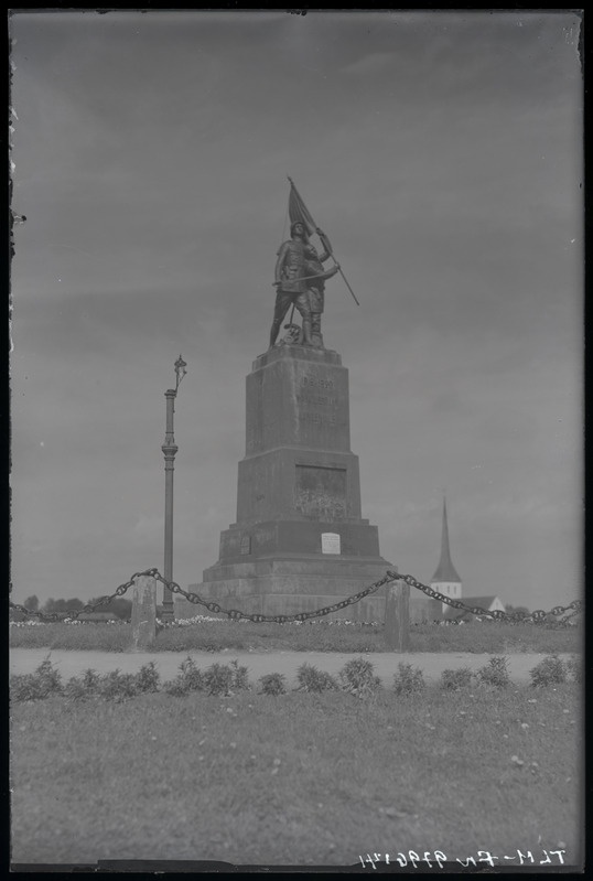 Rakvere Vabadussõja mälestussammas.