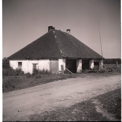 Tuglas mõisa riistakuuri ees.  duplicate photo