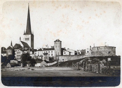 Tallinn, vaade väike Rannavärava vanakraami turult.  duplicate photo