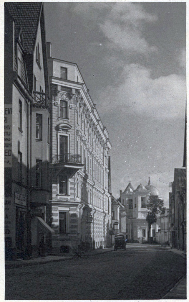 Tallinn, Vene tänav, tagaplaanil Püha-Nikolai kirik.